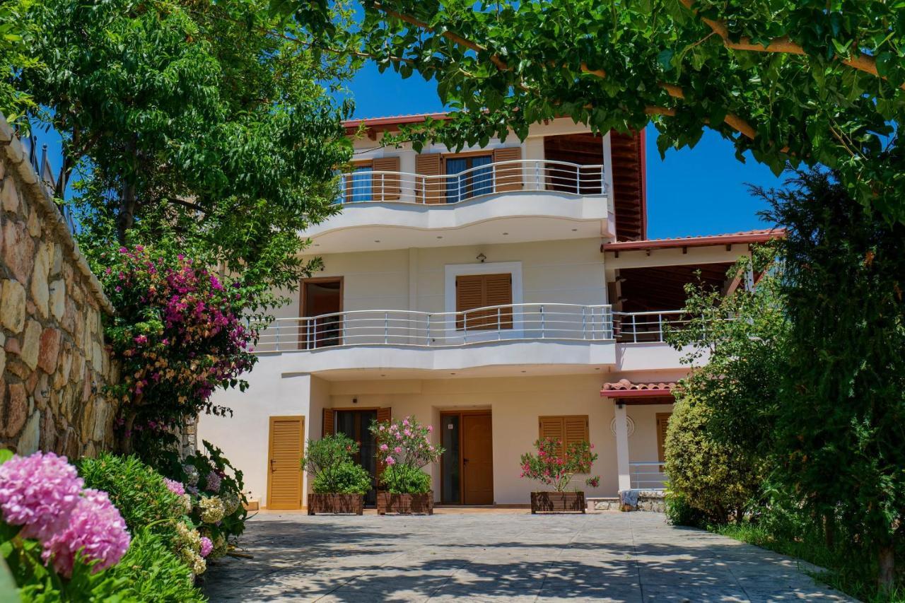 Royal 1967 Bed & Breakfast Himare Bagian luar foto