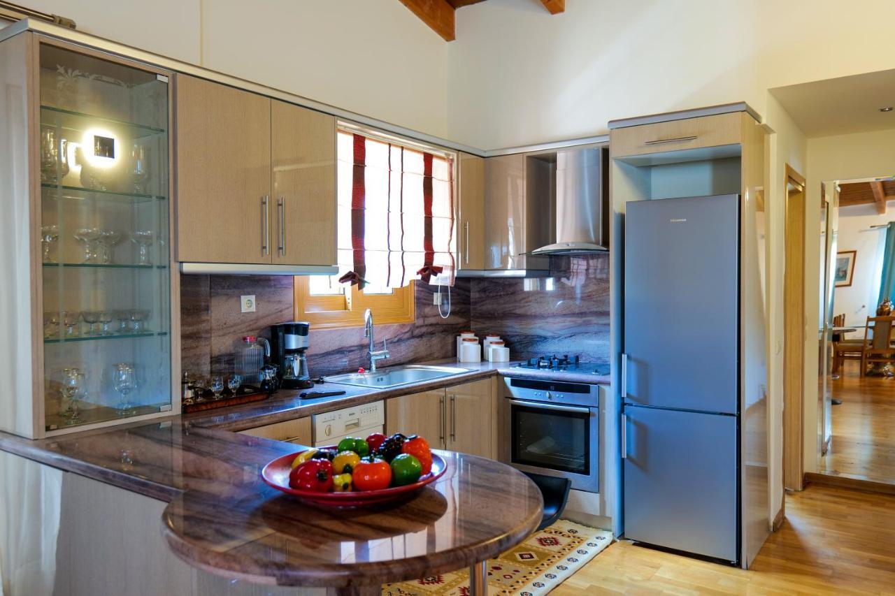 Royal 1967 Bed & Breakfast Himare Bagian luar foto