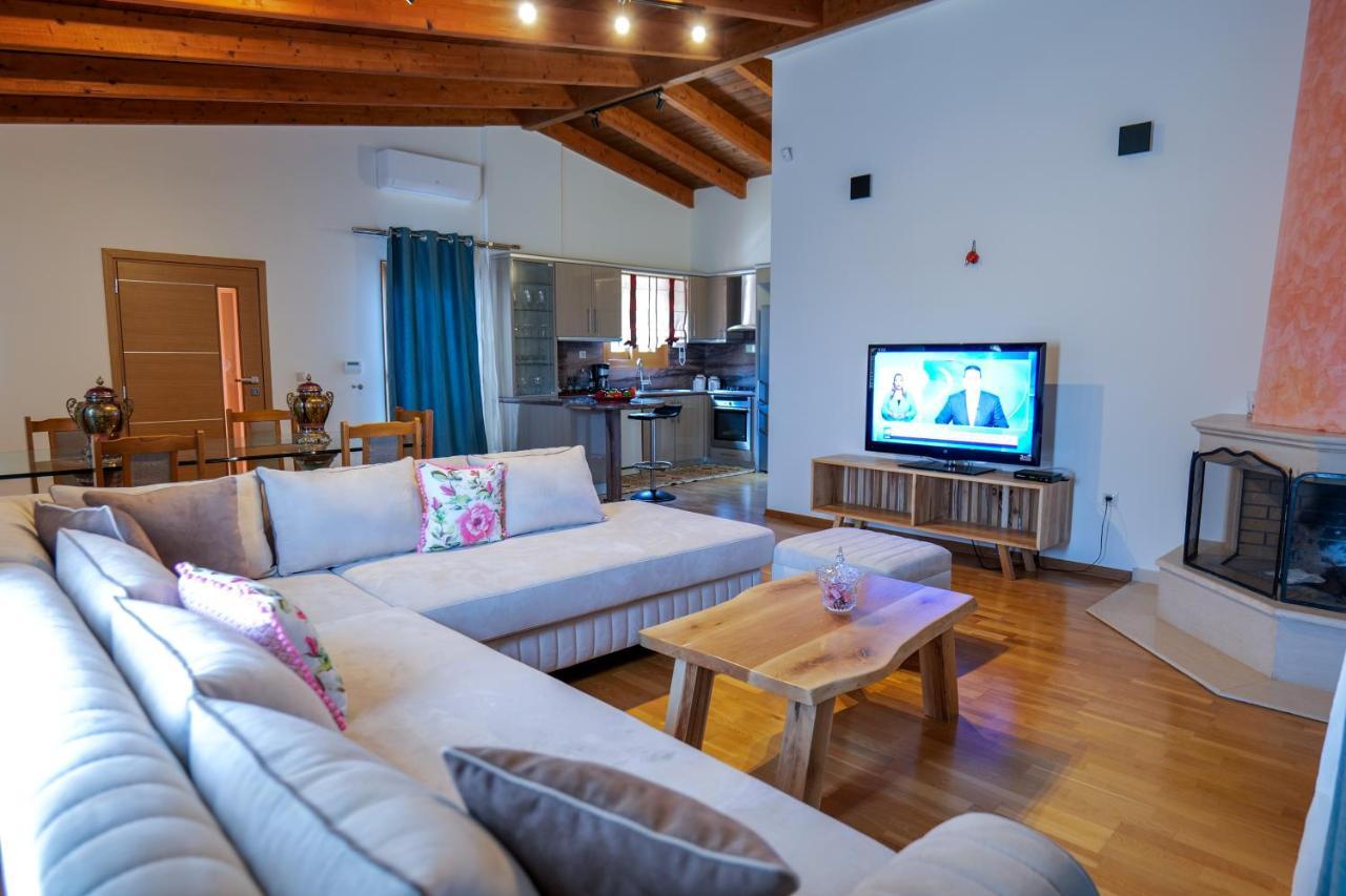 Royal 1967 Bed & Breakfast Himare Bagian luar foto