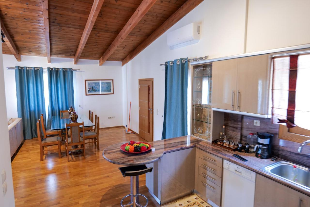 Royal 1967 Bed & Breakfast Himare Bagian luar foto