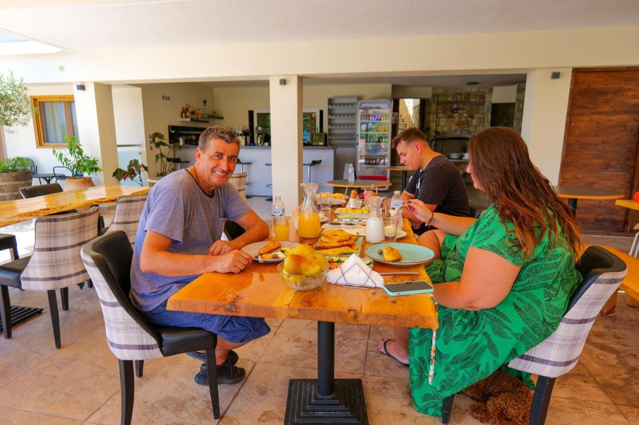 Royal 1967 Bed & Breakfast Himare Bagian luar foto