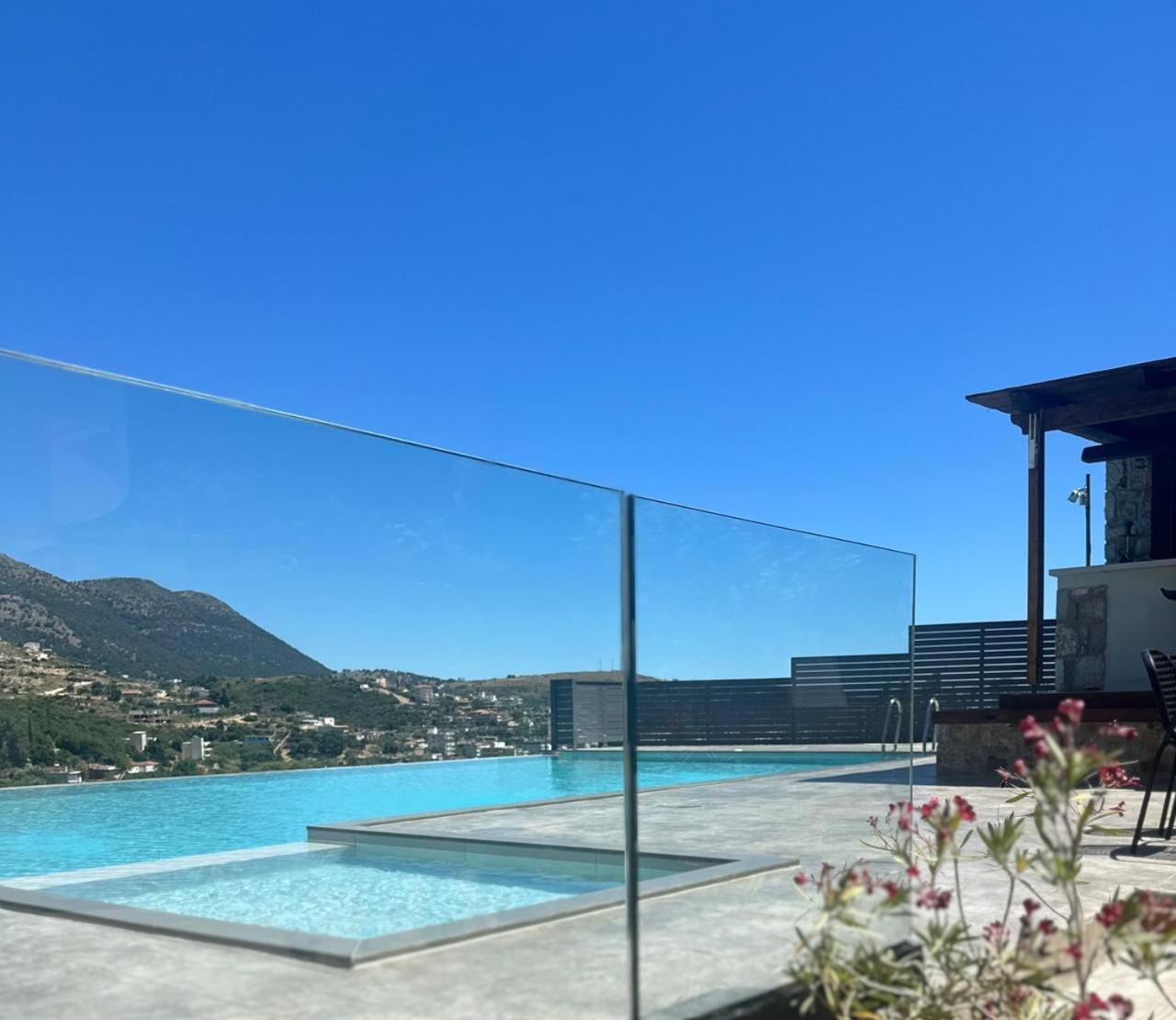 Royal 1967 Bed & Breakfast Himare Bagian luar foto