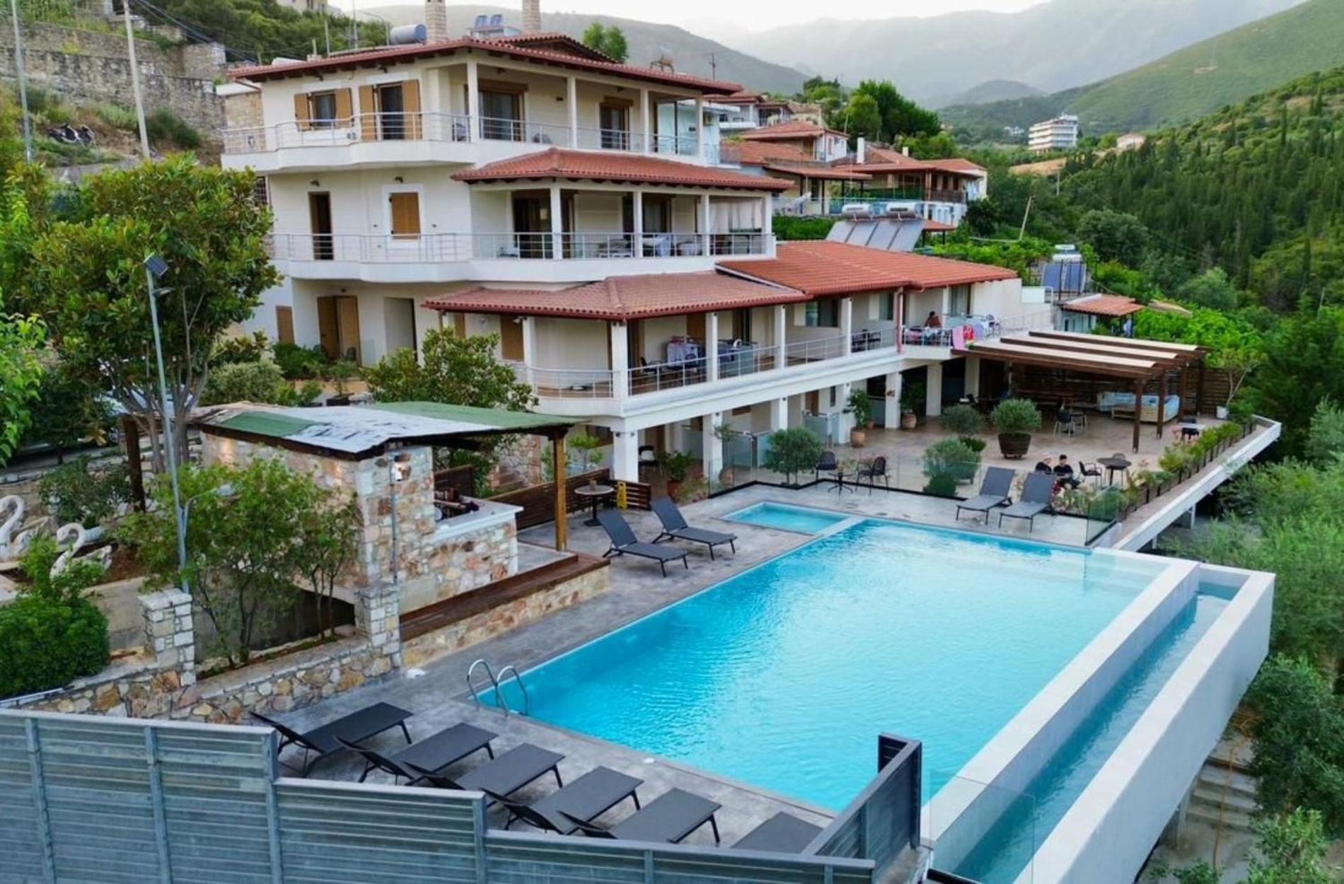 Royal 1967 Bed & Breakfast Himare Bagian luar foto