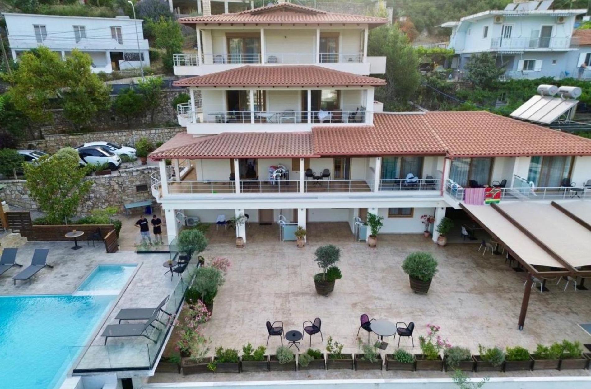 Royal 1967 Bed & Breakfast Himare Bagian luar foto