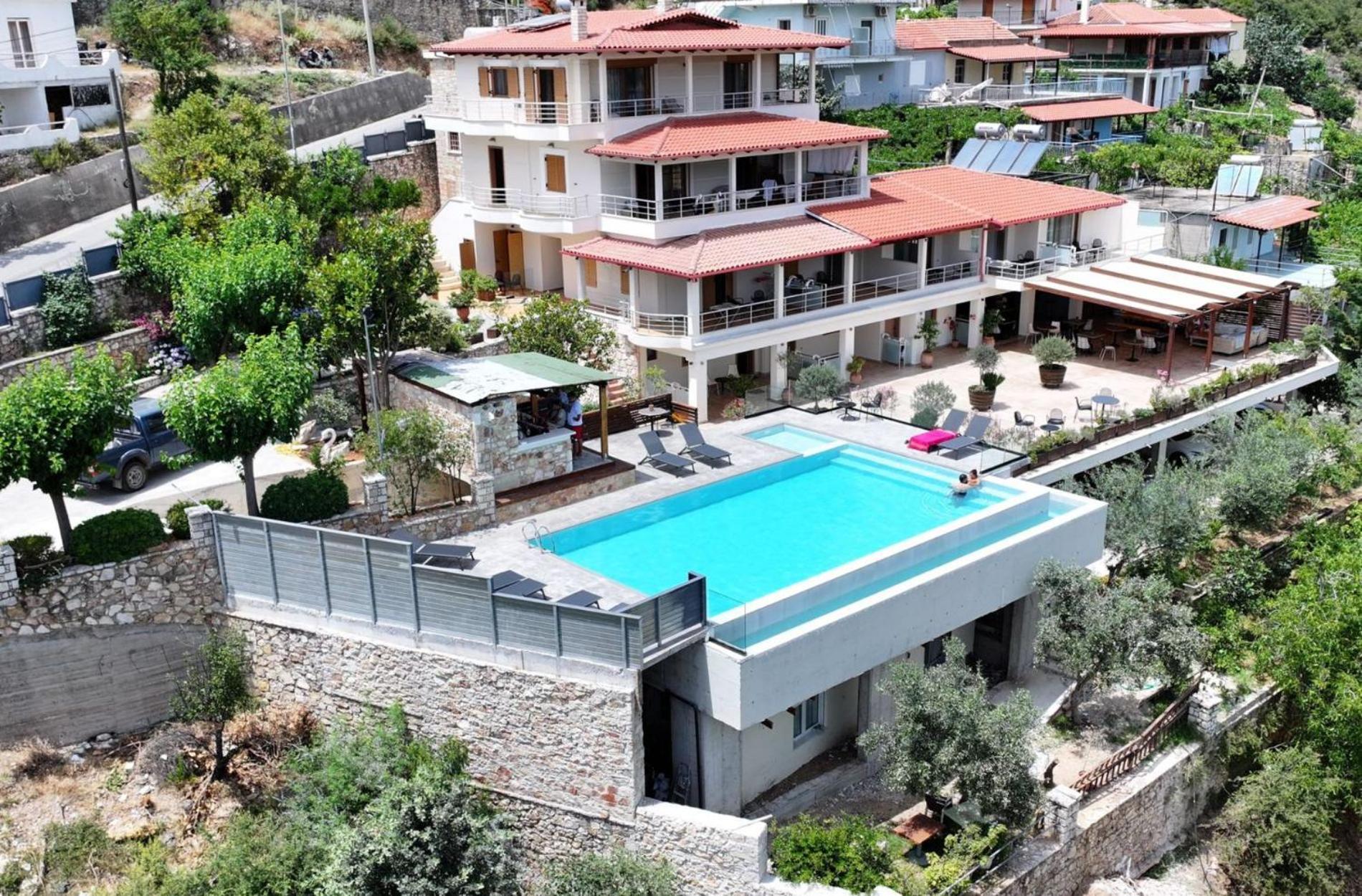 Royal 1967 Bed & Breakfast Himare Bagian luar foto