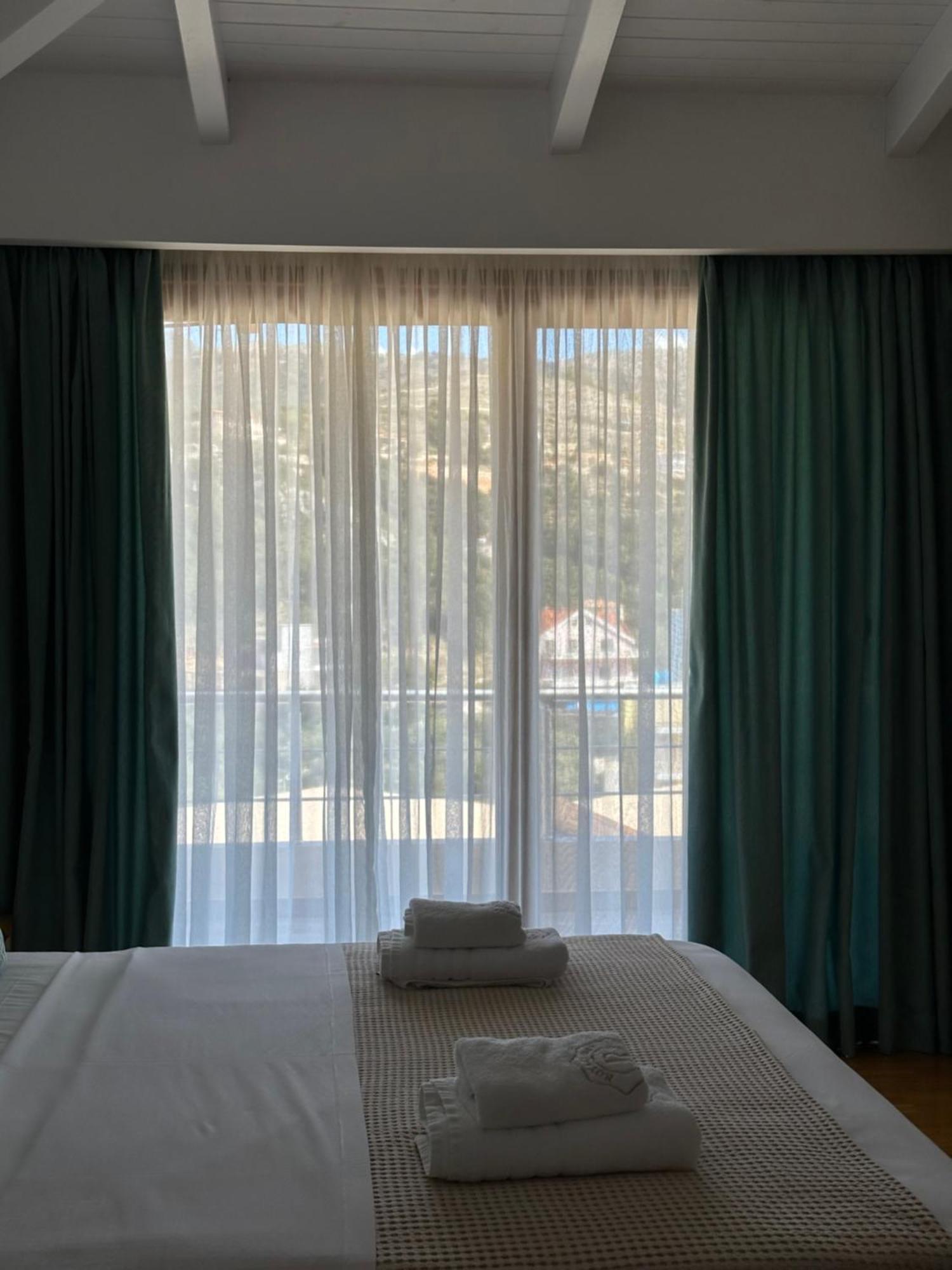 Royal 1967 Bed & Breakfast Himare Bagian luar foto